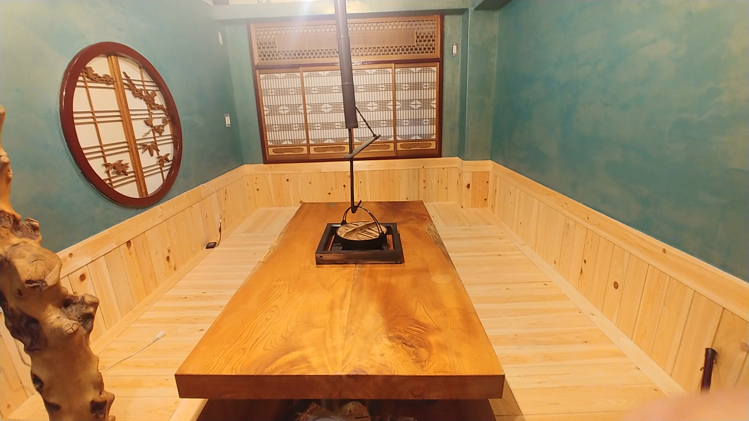 炉裏部屋・羽目板腰板施工