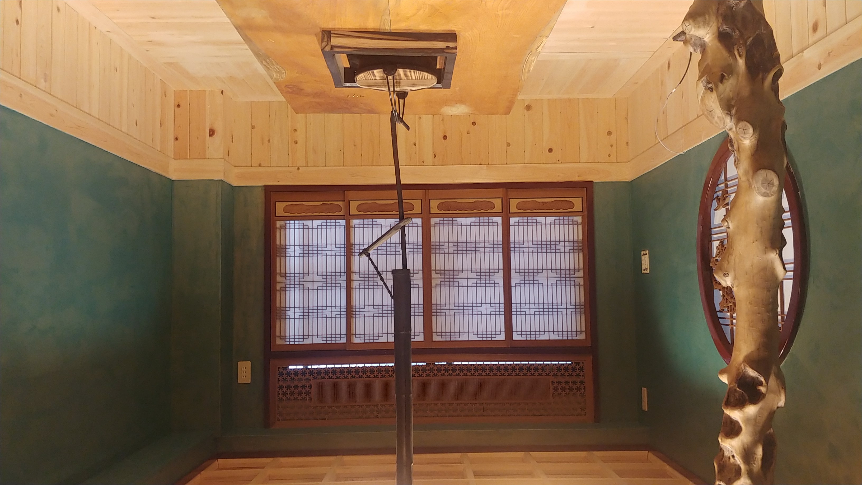 炉裏部屋・天井羽目板施工