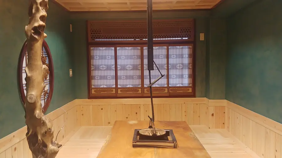 囲炉裏部屋の天井羽目板施工